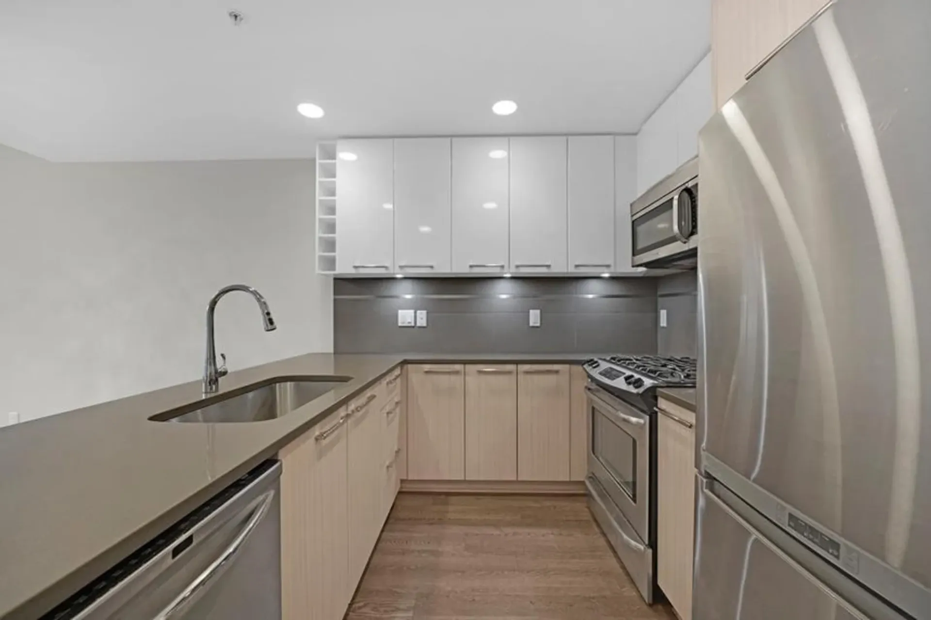 r2662080-3-1 at 202 - 9350 Universi High Street, Simon Fraser Univer., Burnaby North