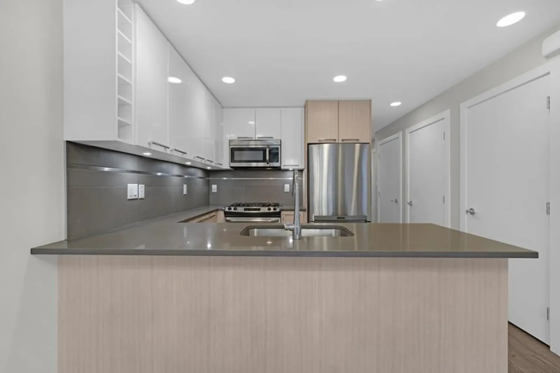 r2662080-4-1 at 202 - 9350 Universi High Street, Simon Fraser Univer., Burnaby North