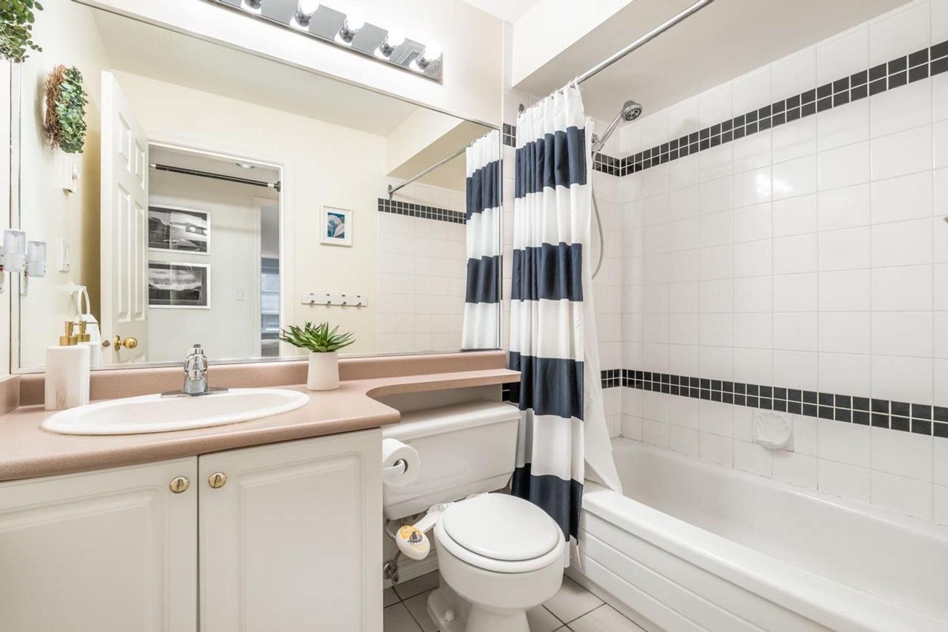 222-w-4th-street-lower-lonsdale-north-vancouver-13 at 101 - 222 W 4th Street, Lower Lonsdale, North Vancouver 222-w-4th-street-lower-lonsdale-north-vancouver-13 at 101 - 222 W 4th Street, Lower Lonsdale, North Vancouver