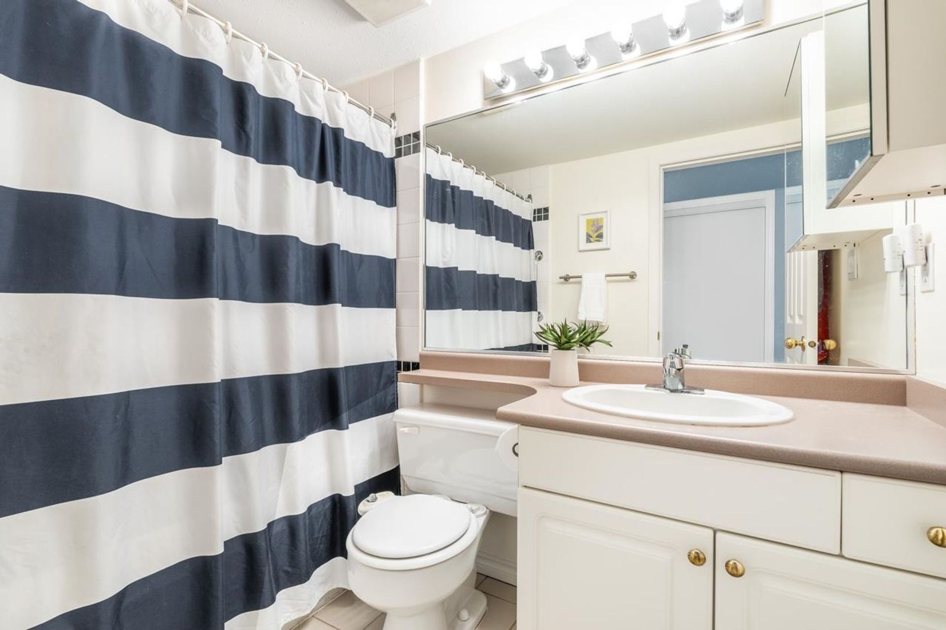 222-w-4th-street-lower-lonsdale-north-vancouver-14 at 101 - 222 W 4th Street, Lower Lonsdale, North Vancouver 222-w-4th-street-lower-lonsdale-north-vancouver-14 at 101 - 222 W 4th Street, Lower Lonsdale, North Vancouver