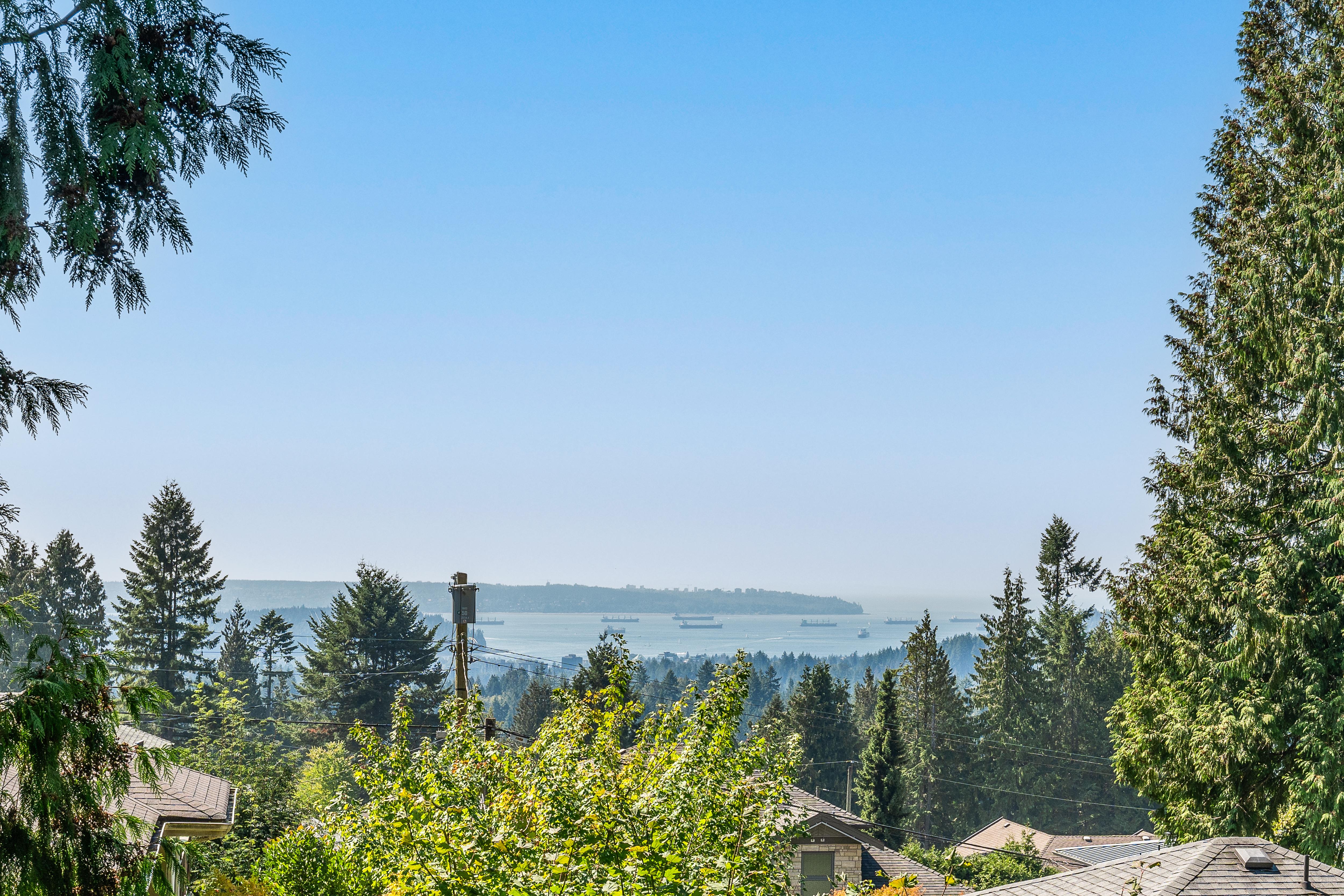 4593 Skyline Drive, Canyon Heights NV, North Vancouver photo number 2