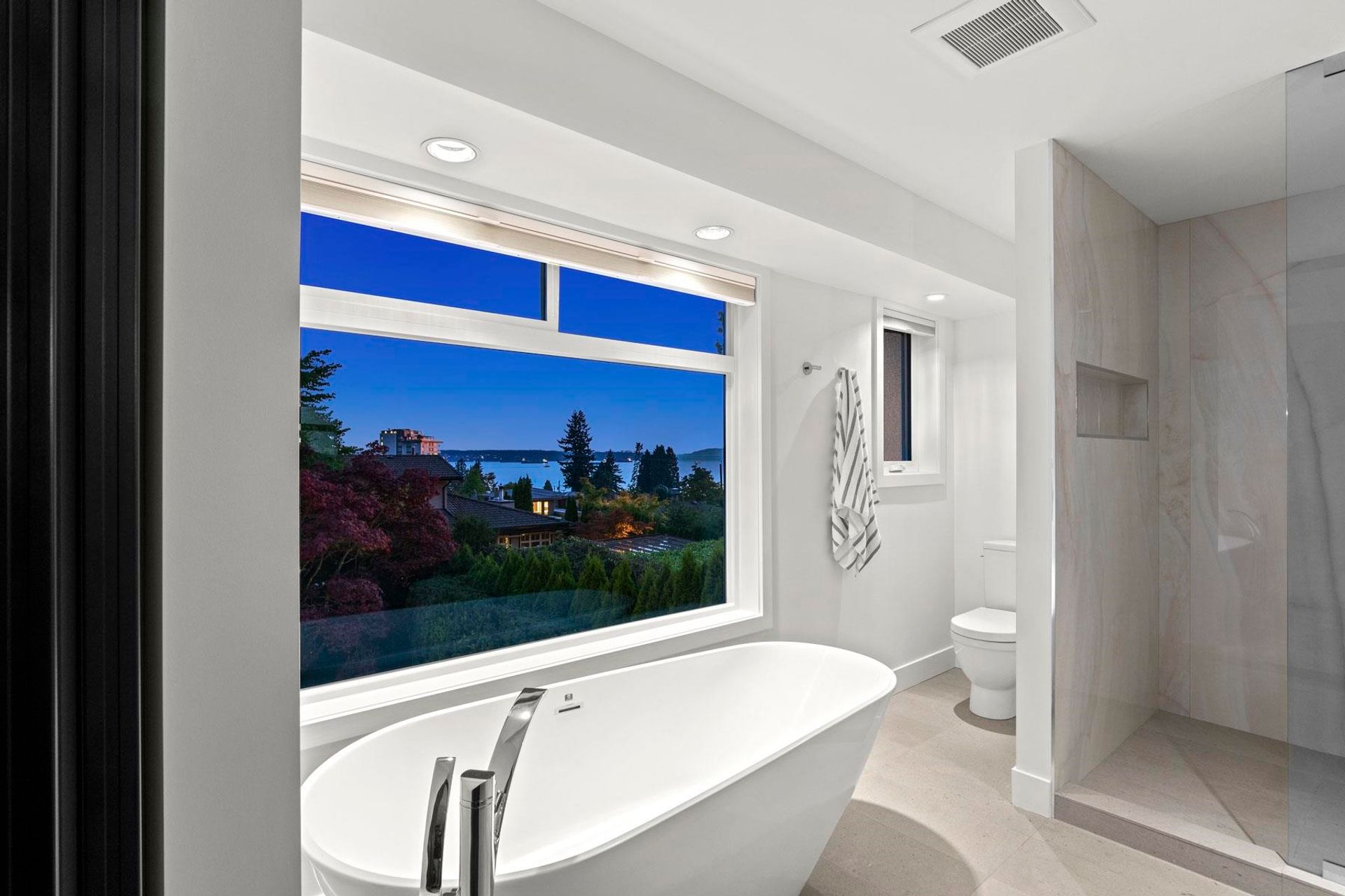 7 at 2240 Kings Ave, Dundarave, West Vancouver