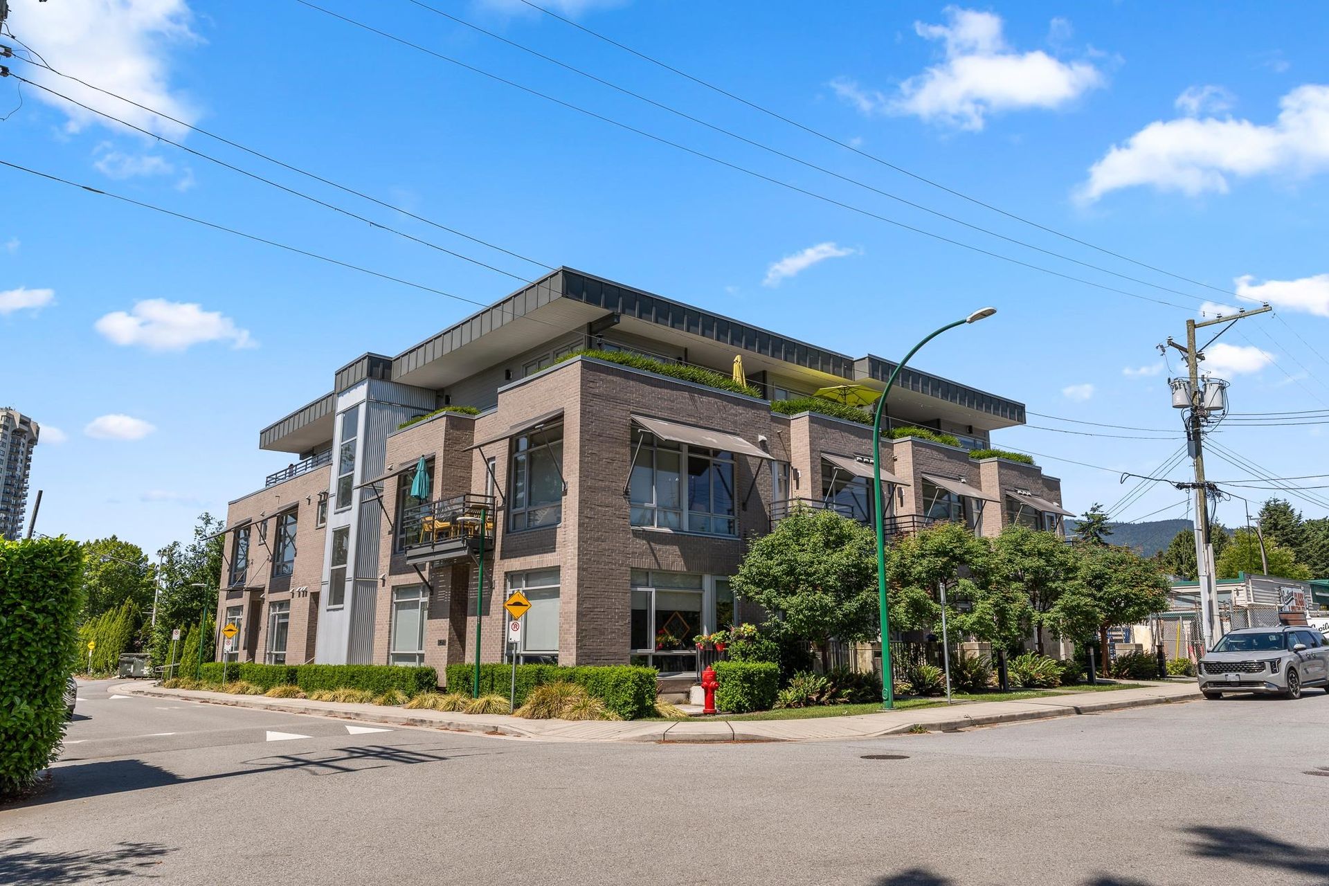 202 - 1591 Bowser Avenue, Norgate, North Vancouver 3