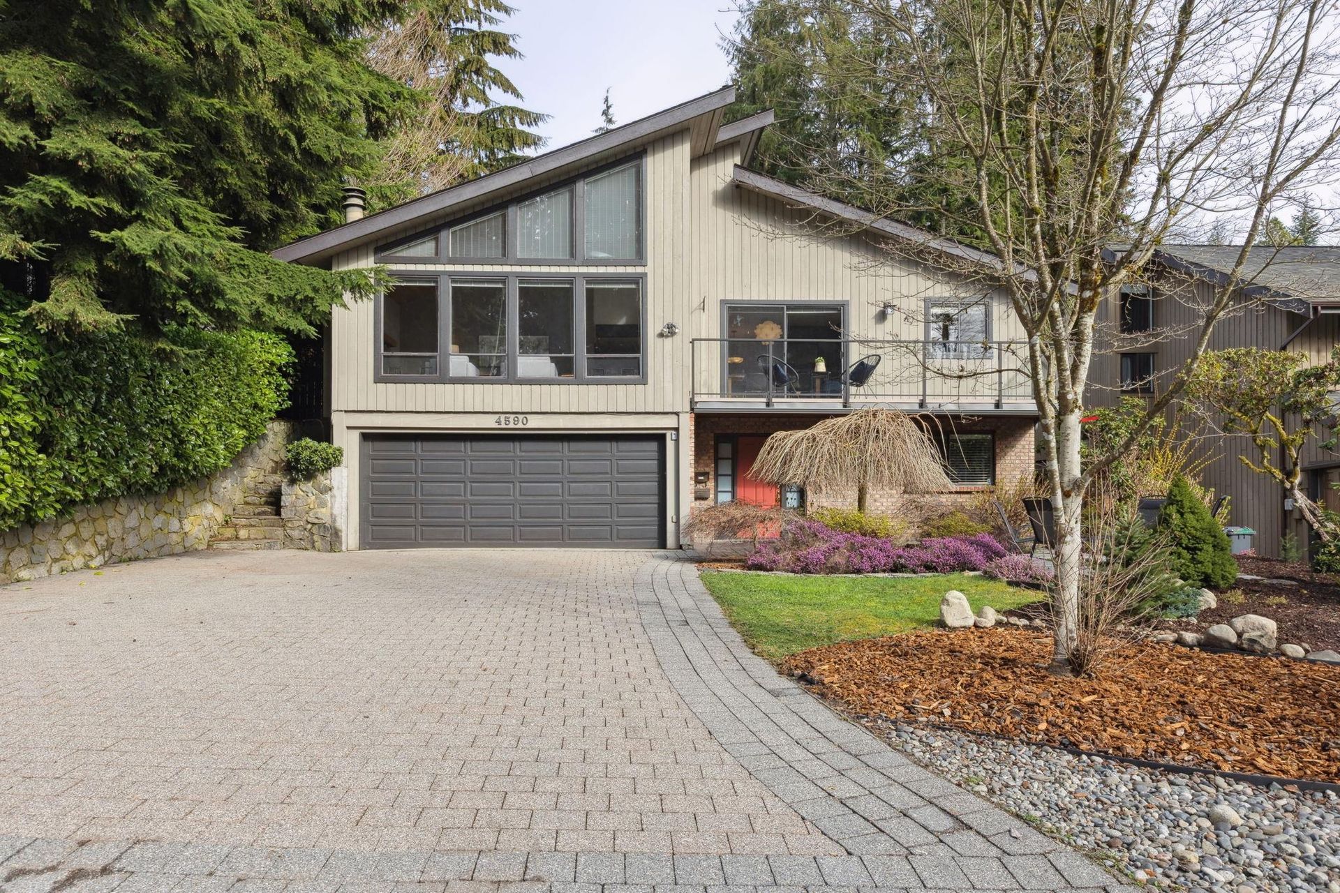 4590 Mapleridge Drive, Canyon Heights NV, North Vancouver photo number 1