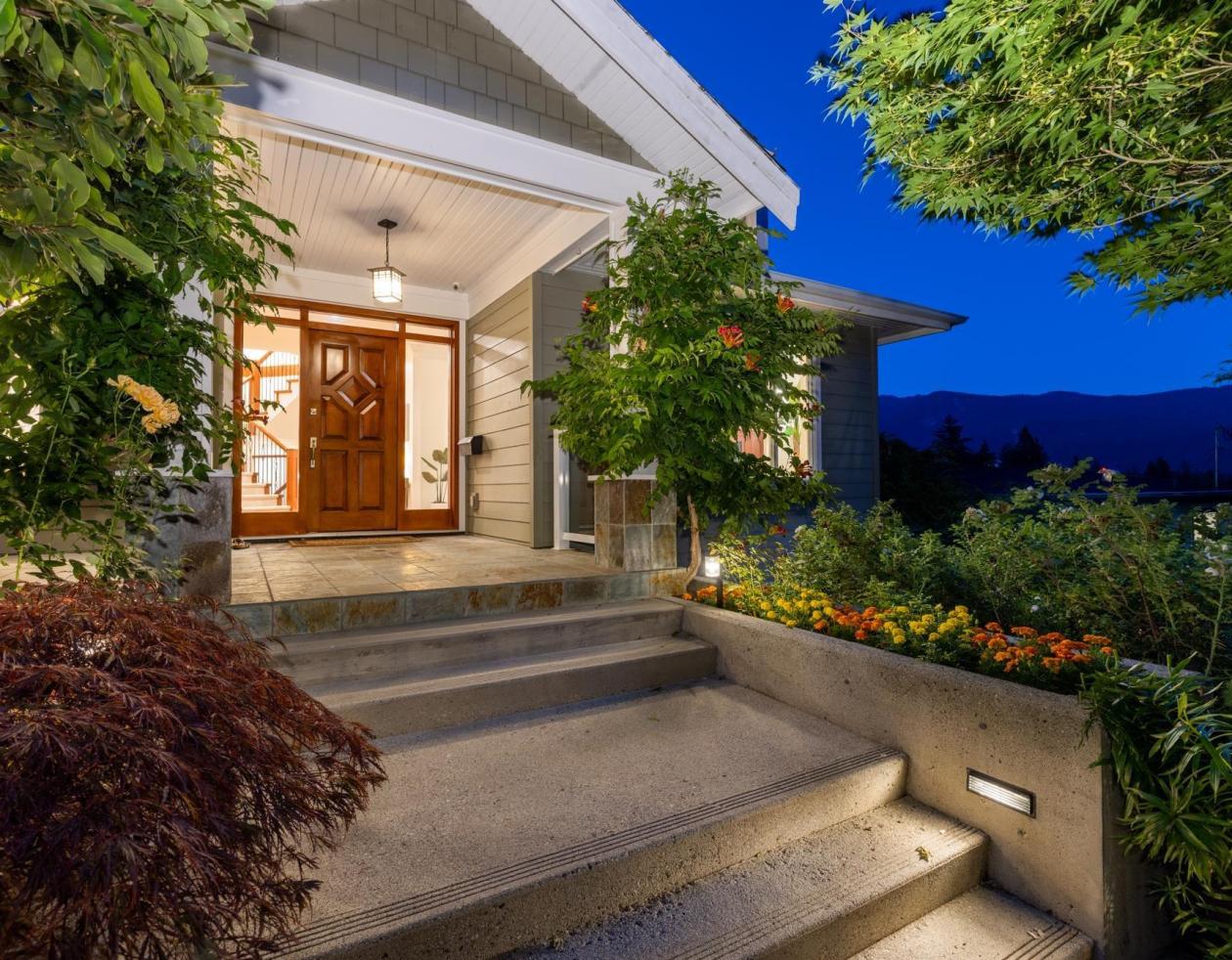 1122 Kilmer Rd, Lynn Valley, North Vancouver photo number 2