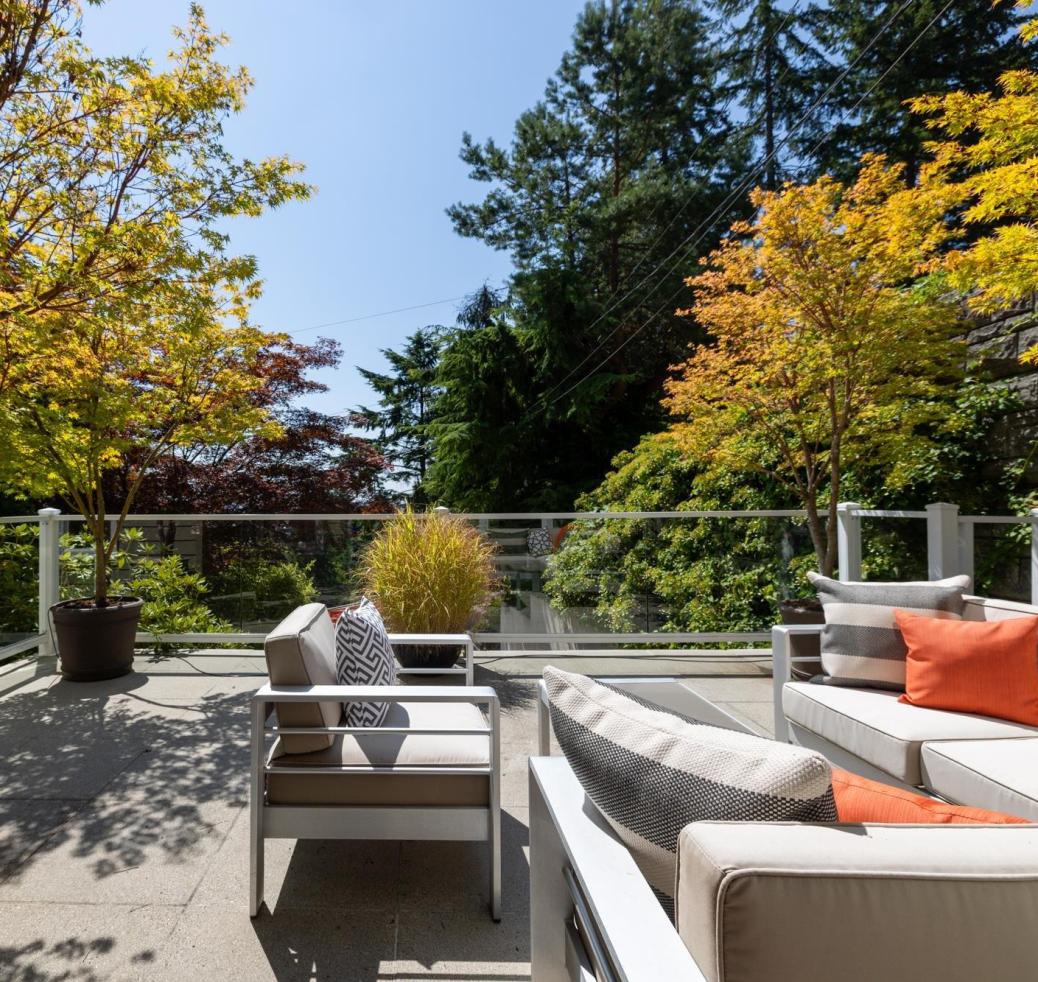 1122 Kilmer Rd, Lynn Valley, North Vancouver photo number 2