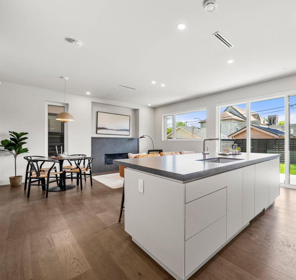 2 - 638 E 46th ST, Vancouver West photo number 2