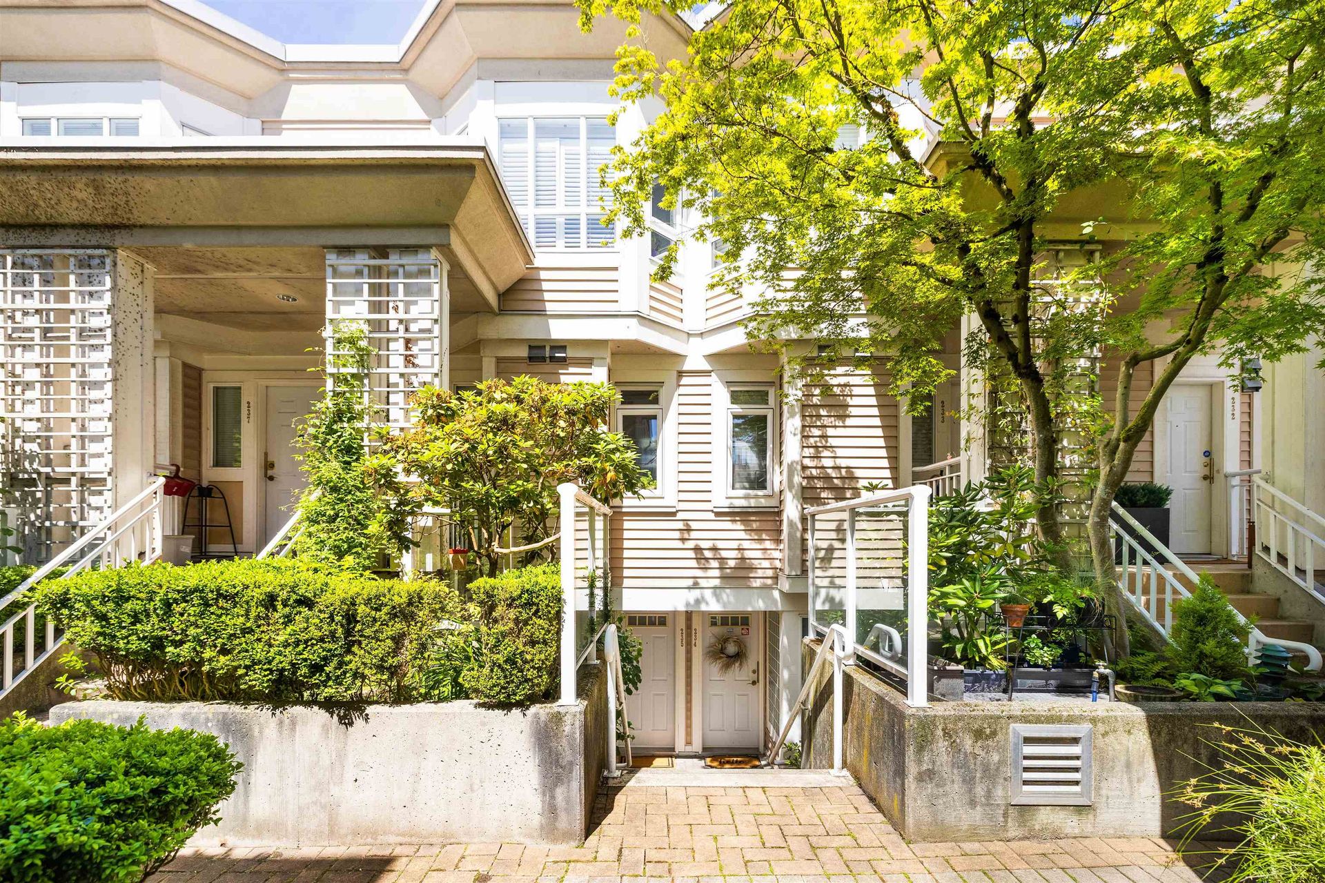 235 - 2565 W Broadway, Kitsilano, Vancouver West photo number 1