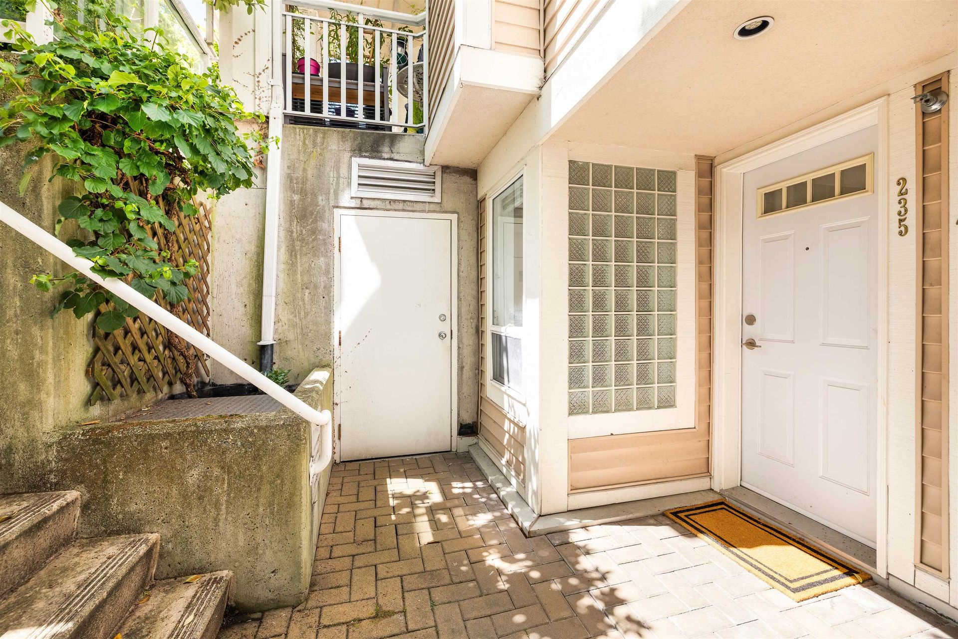 235 - 2565 W Broadway, Kitsilano, Vancouver West photo number 1