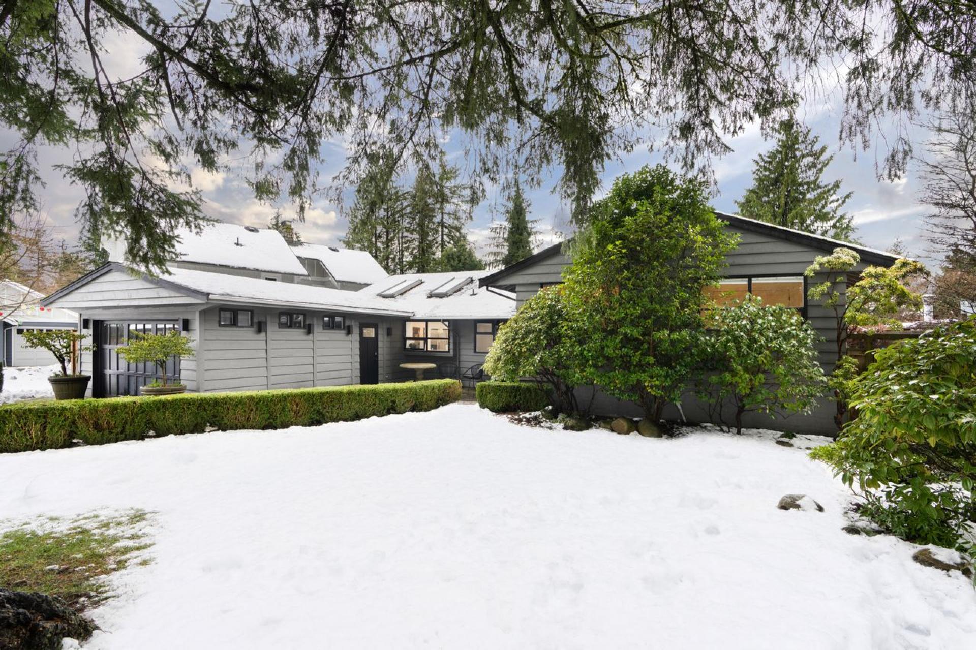 4211 Sunset Boulevard, Canyon Heights NV, North Vancouver photo 1