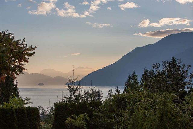 lower39 at 654 Lower Crescent, Britannia Beach, Squamish