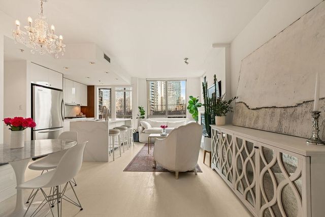 1005-beach-avenue-west-end-vw-vancouver-west-01 at 601 - 1005 Beach Avenue, West End VW, Vancouver West