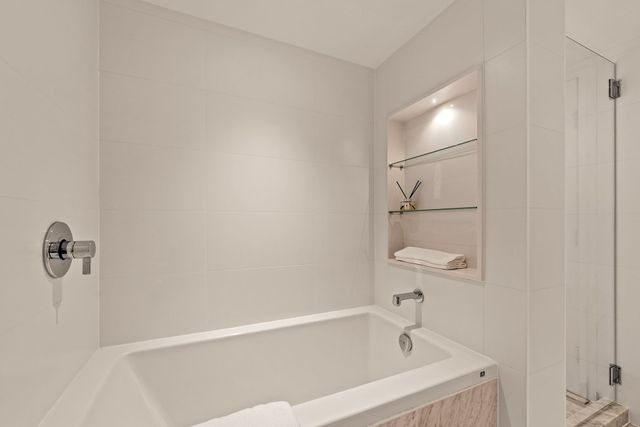 16-8x-on-the-park-1610-ensuite-soaking-tub at 1610 - 1111 Richards Street, Vancouver West