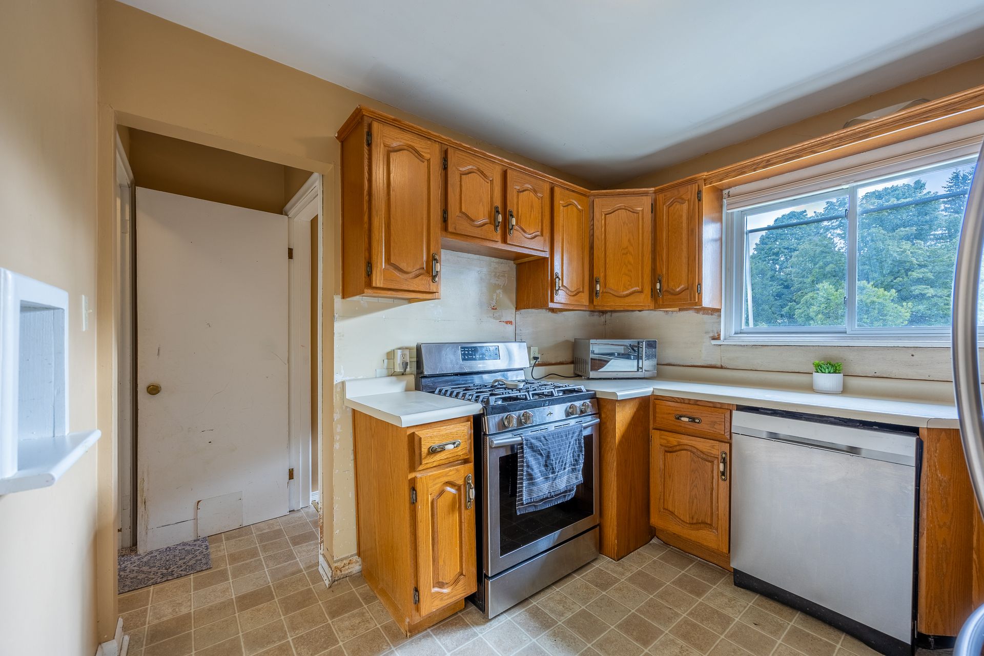 Kitchen with stainless steel appliances included at 5 Bint Avenue, Simcoe Kitchen with stainless steel appliances included at 5 Bint Avenue, Simcoe