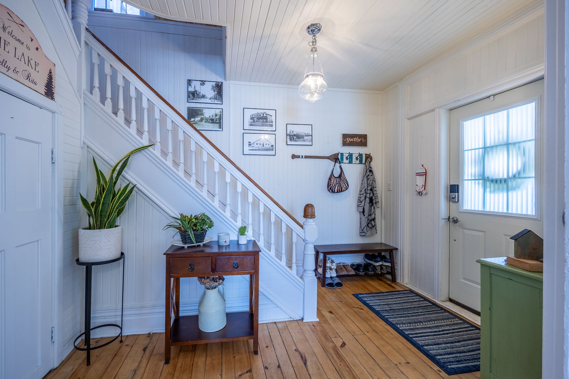 Entry at 1047 Bay Street, Port Rowan Entry at 1047 Bay Street, Port Rowan