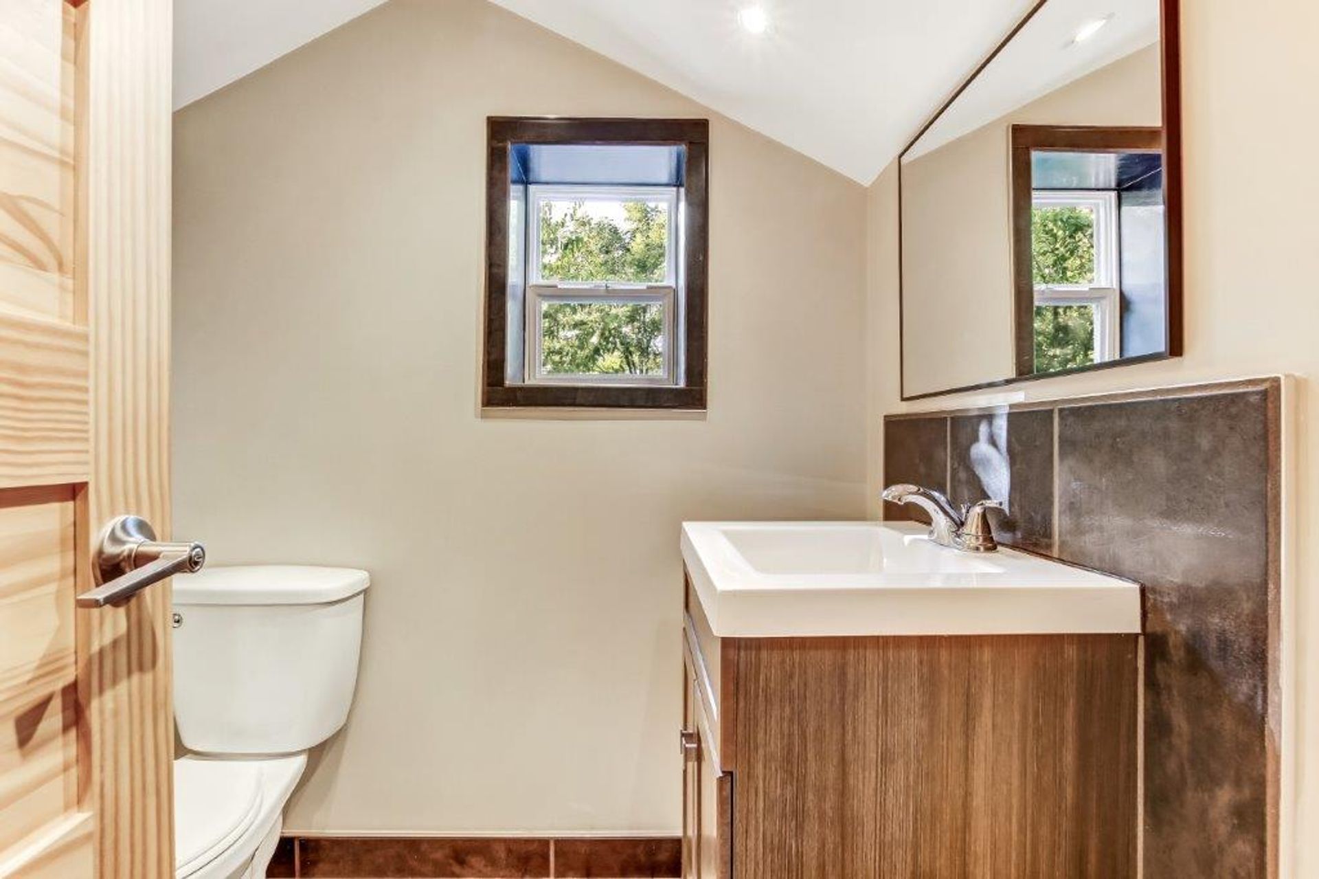 loft 2 piece bathroom at 24 Centre Street, Port Rowan loft 2 piece bathroom at 24 Centre Street, Port Rowan