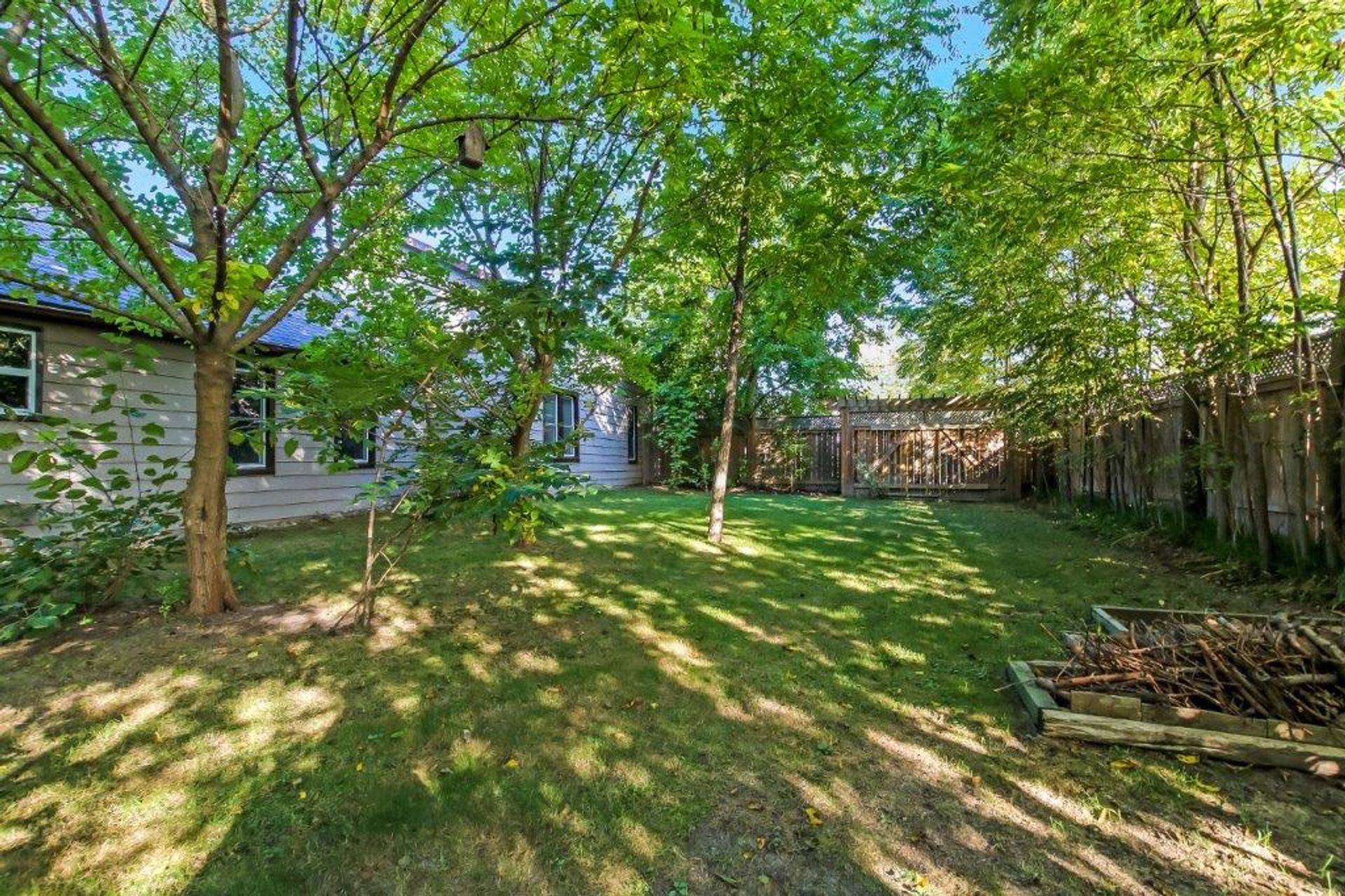 Side view of yard at 24 Centre Street, Port Rowan Side view of yard at 24 Centre Street, Port Rowan