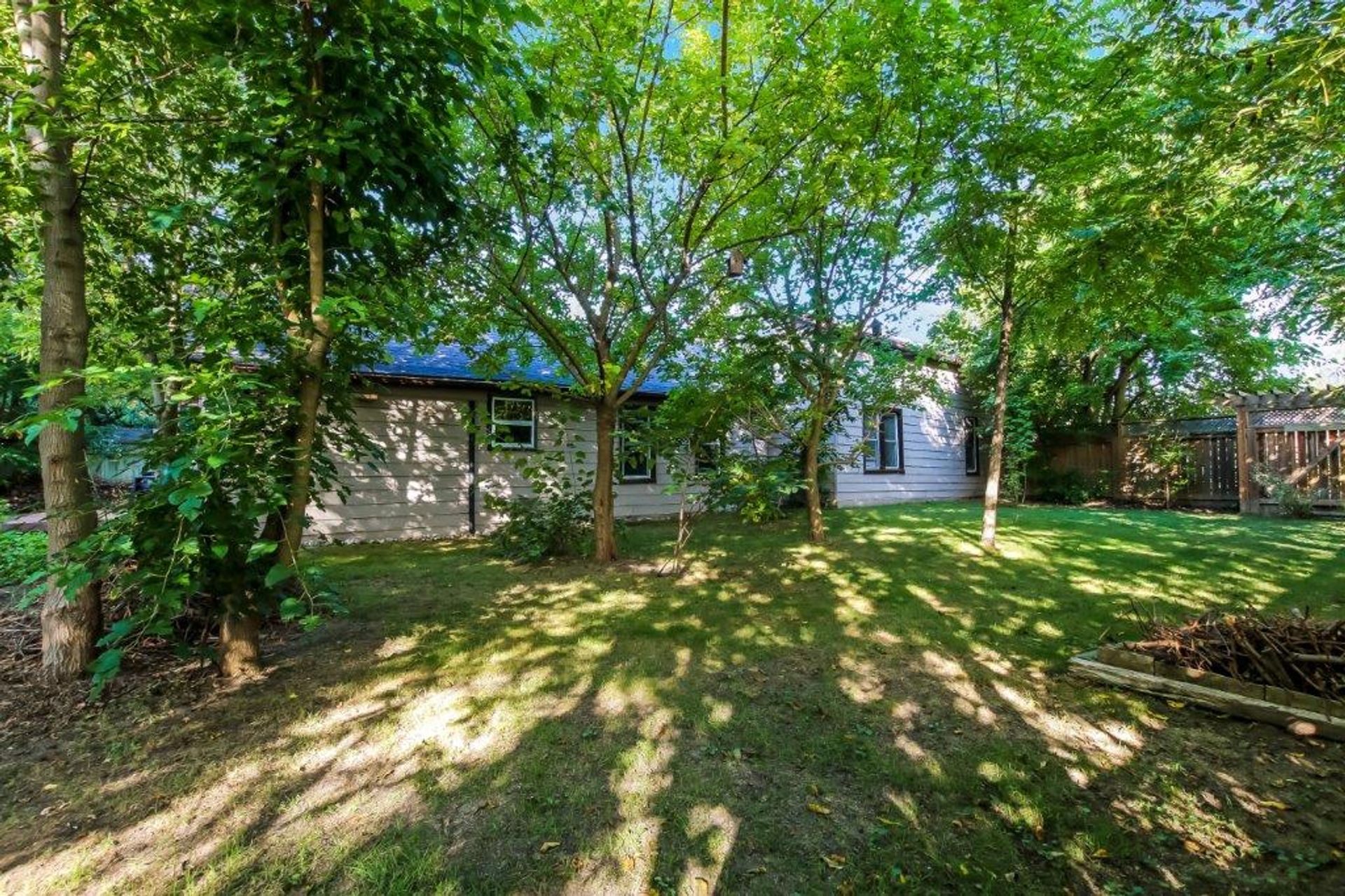 Side view of yard at 24 Centre Street, Port Rowan Side view of yard at 24 Centre Street, Port Rowan