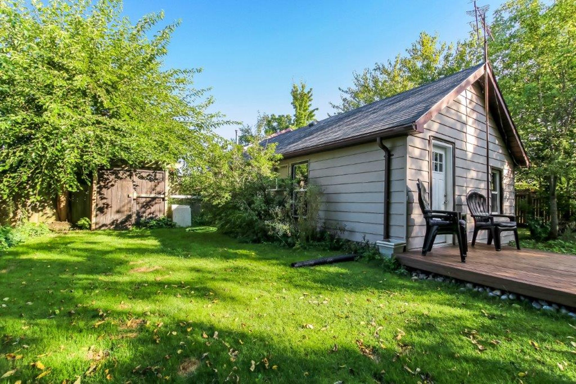 Side view of back yard at 24 Centre Street, Port Rowan Side view of back yard at 24 Centre Street, Port Rowan