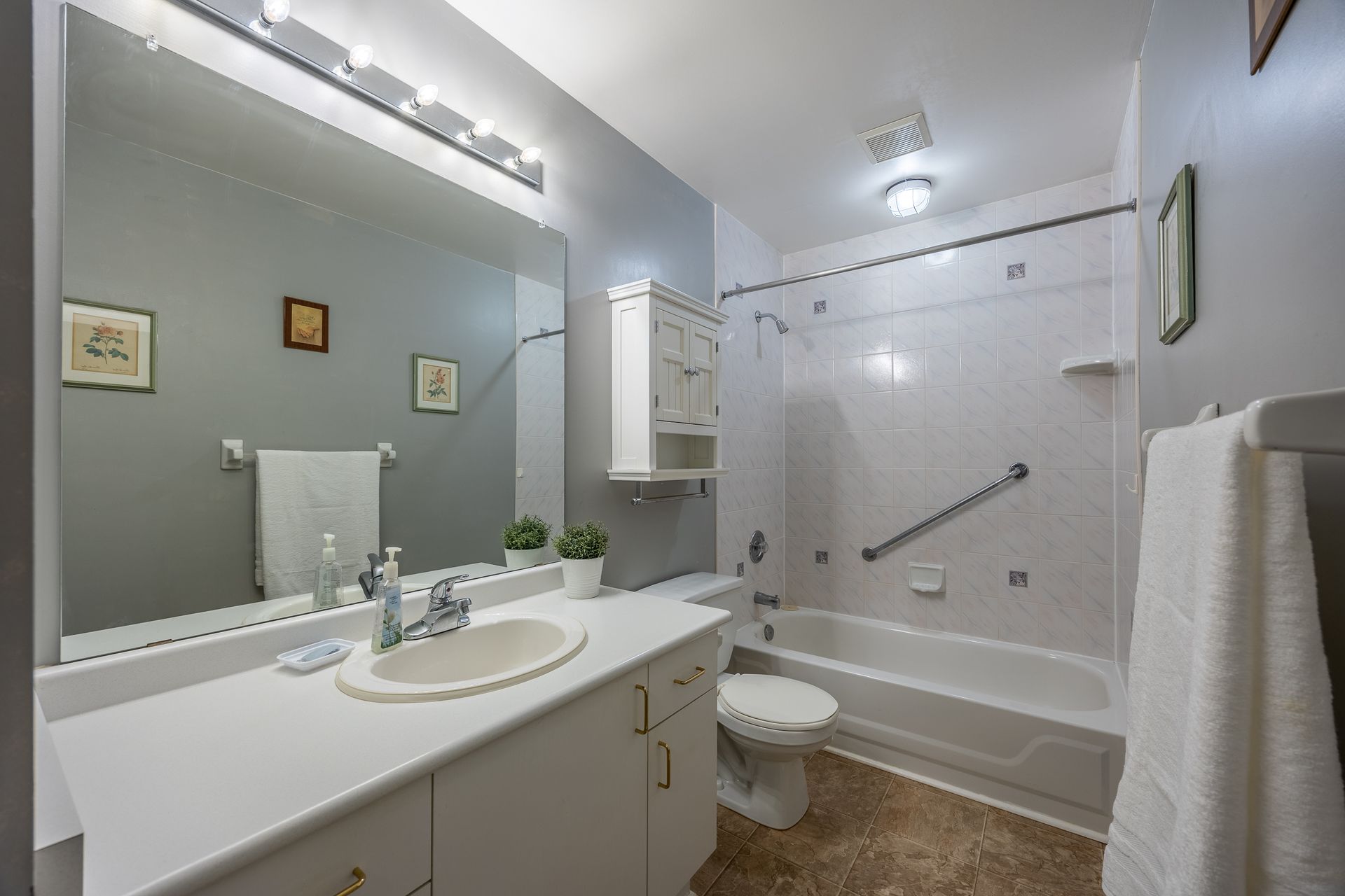 Primary en suite at 4 Walsingham Drive, Village of Long Point Bay, Port Rowan Primary en suite at 4 Walsingham Drive, Village of Long Point Bay, Port Rowan