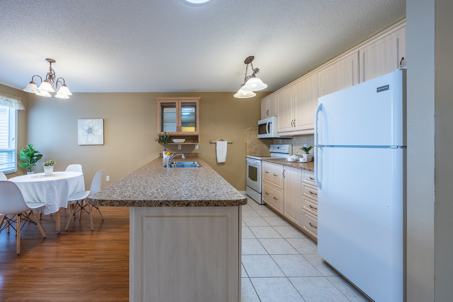 Kitchen, room to sit at the counter at 4 Walsingham Drive, Village of Long Point Bay, Port Rowan Kitchen, room to sit at the counter at 4 Walsingham Drive, Village of Long Point Bay, Port Rowan