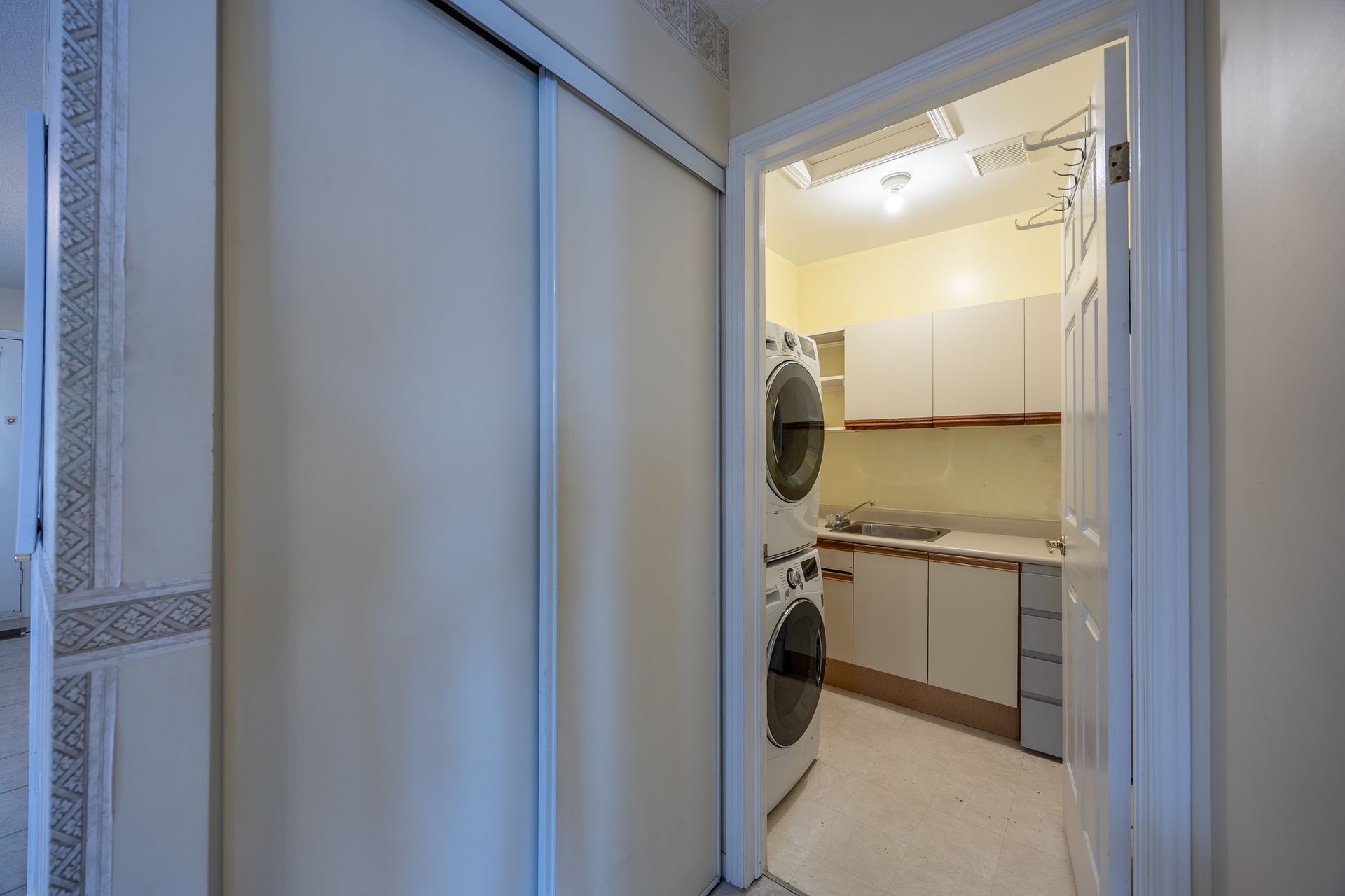 Laundry/pantry at 4 Walsingham Drive, Village of Long Point Bay, Port Rowan Laundry/pantry at 4 Walsingham Drive, Village of Long Point Bay, Port Rowan