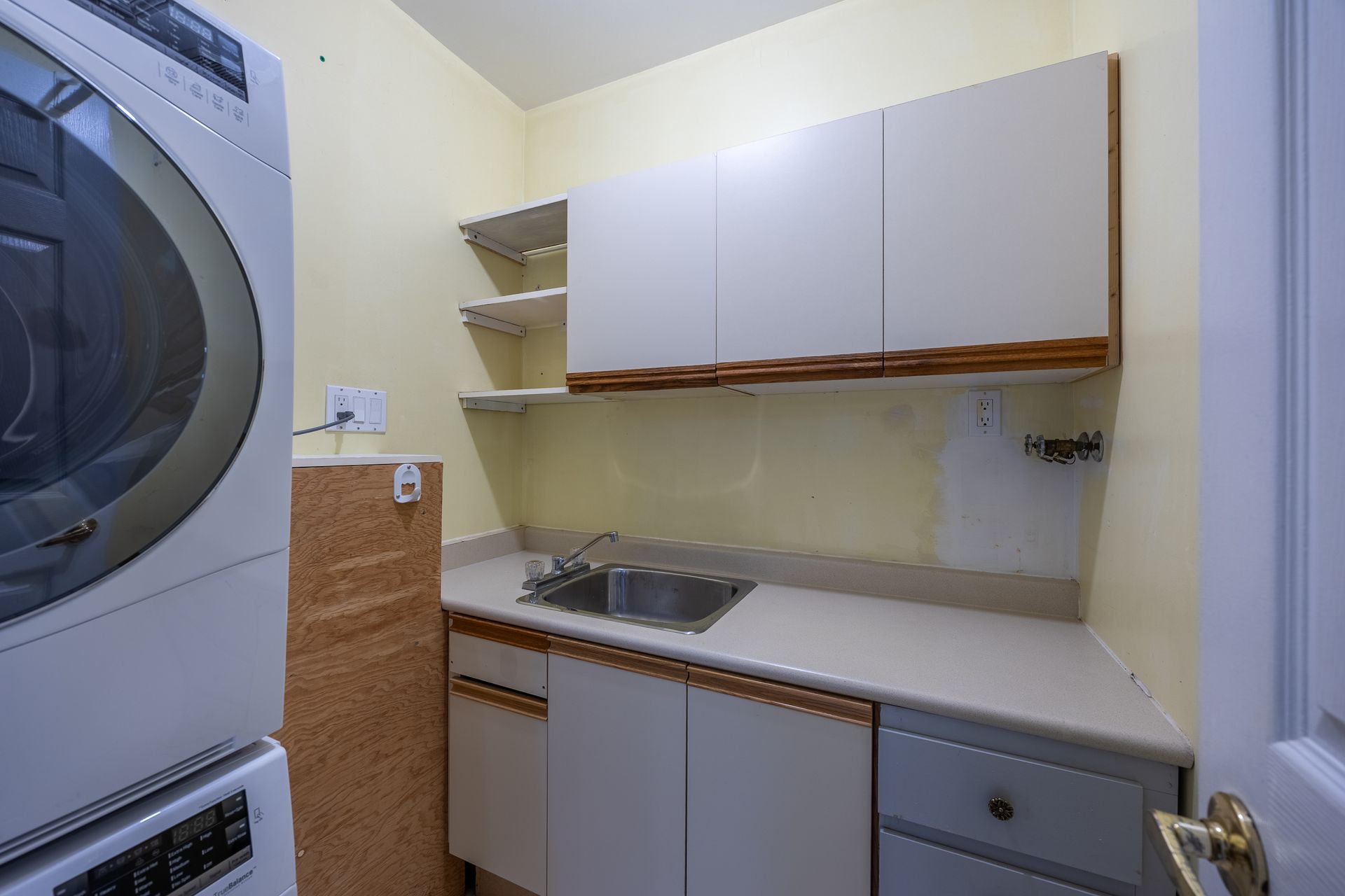 Laundry at 4 Walsingham Drive, Village of Long Point Bay, Port Rowan Laundry at 4 Walsingham Drive, Village of Long Point Bay, Port Rowan