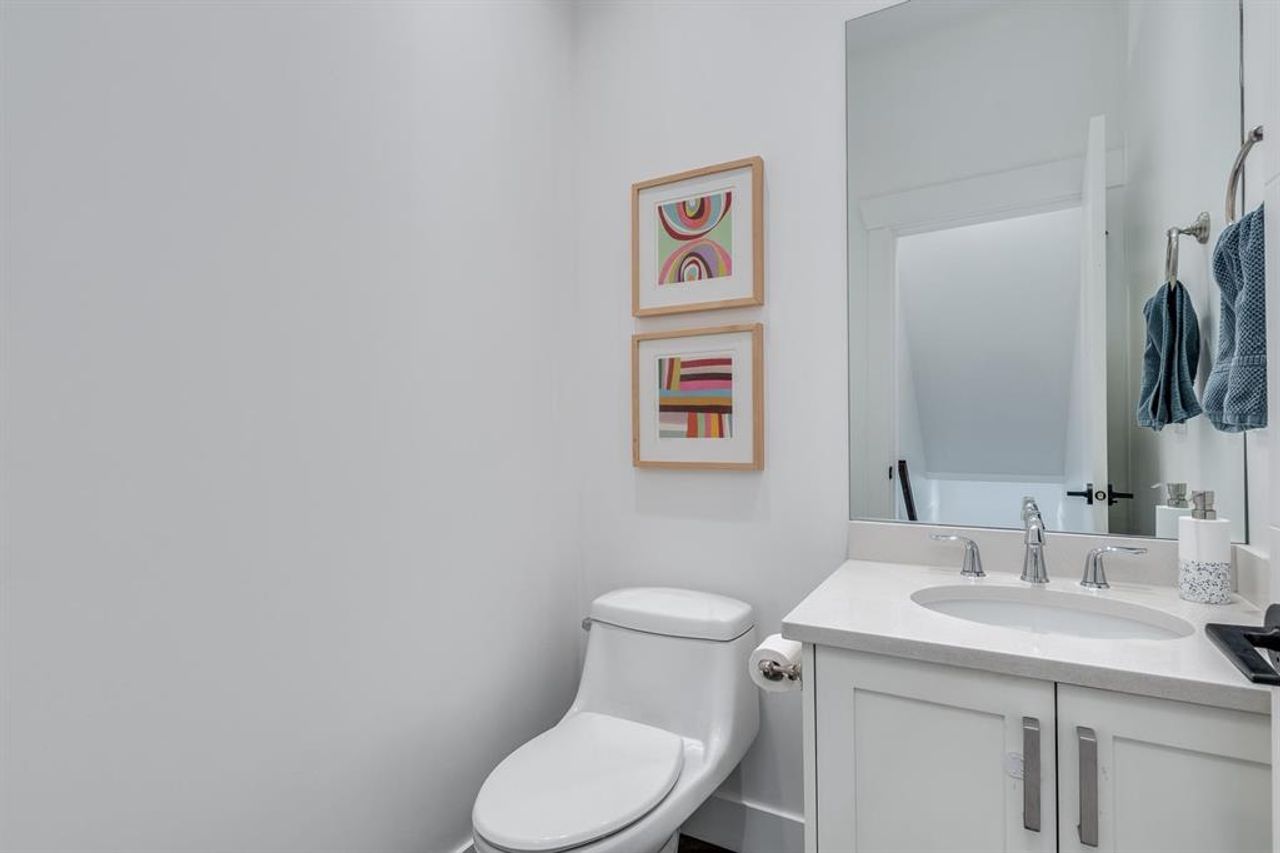 bath at 269 E 4th Avenue, Lower Lonsdale, North Vancouver bath at 269 E 4th Avenue, Lower Lonsdale, North Vancouver