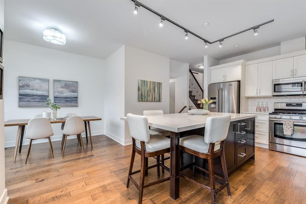 dining at 269 E 4th Avenue, Lower Lonsdale, North Vancouver dining at 269 E 4th Avenue, Lower Lonsdale, North Vancouver