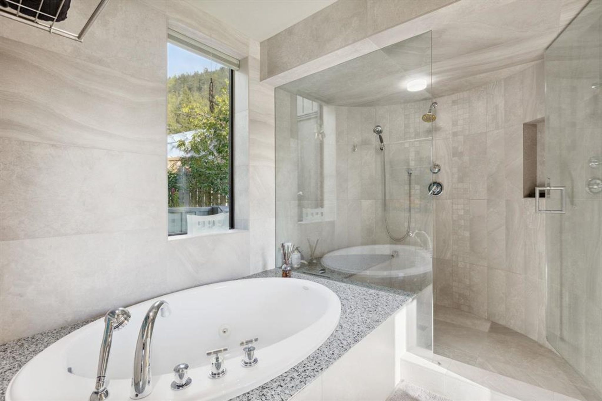 35-periwinkle-primary-bath at 35 Periwinkle Place, Lions Bay, West Vancouver 35-periwinkle-primary-bath at 35 Periwinkle Place, Lions Bay, West Vancouver