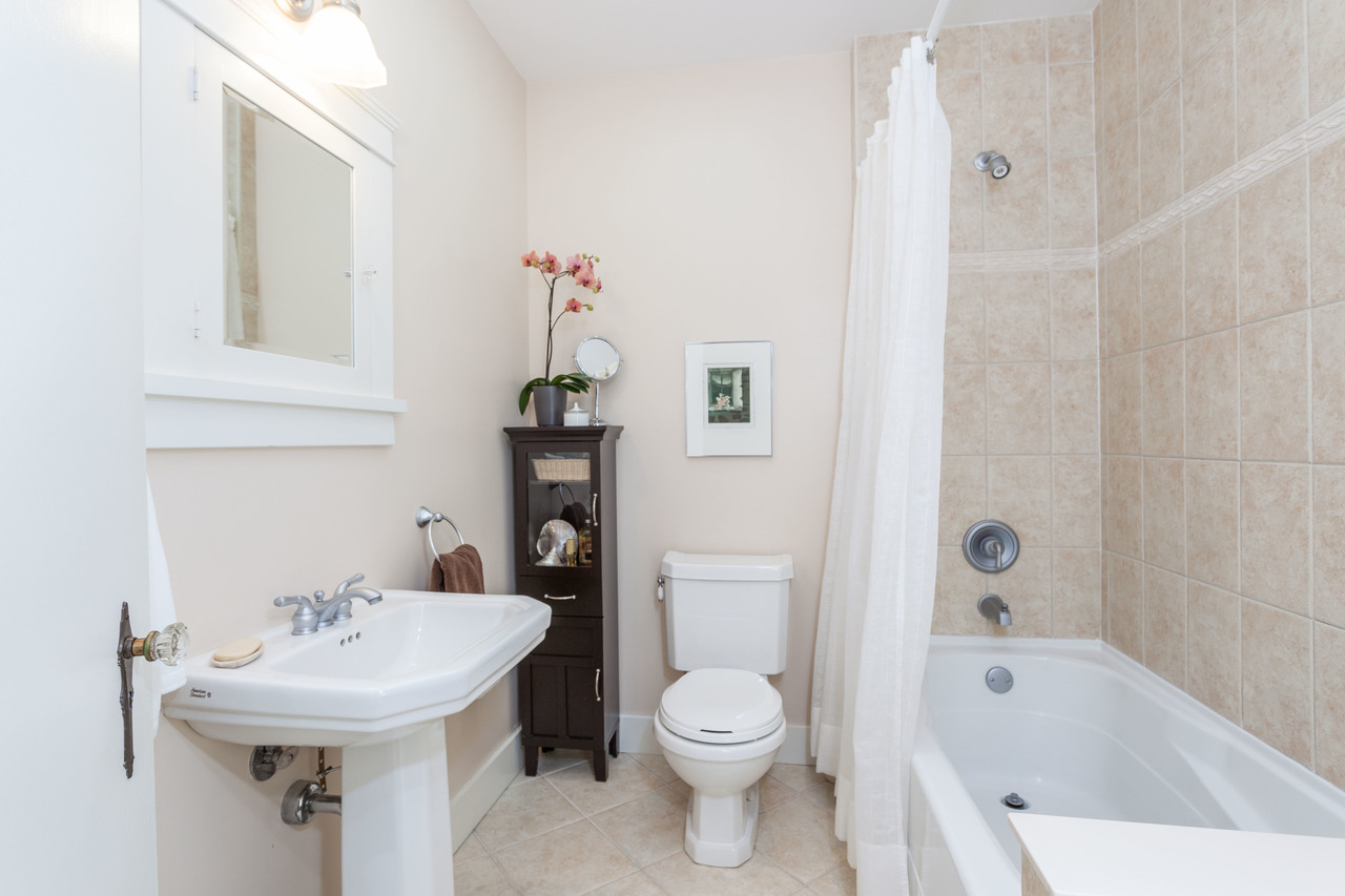 high-5 at 3738 W 19th Avenue, Dunbar, Vancouver West high-5 at 3738 W 19th Avenue, Dunbar, Vancouver West