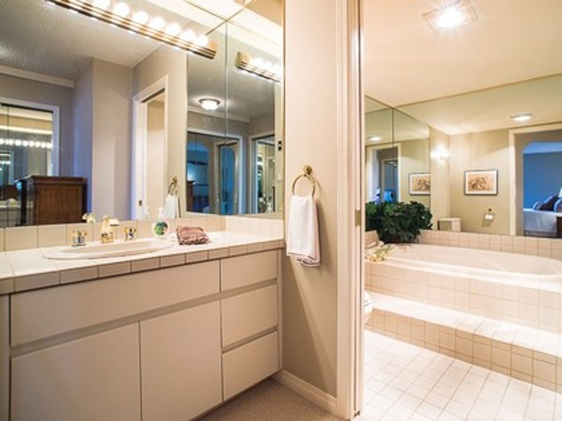 image-261452602-10-1 at 1606 - 1135 Quayside Drive, Vancouver West image-261452602-10-1 at 1606 - 1135 Quayside Drive, Vancouver West