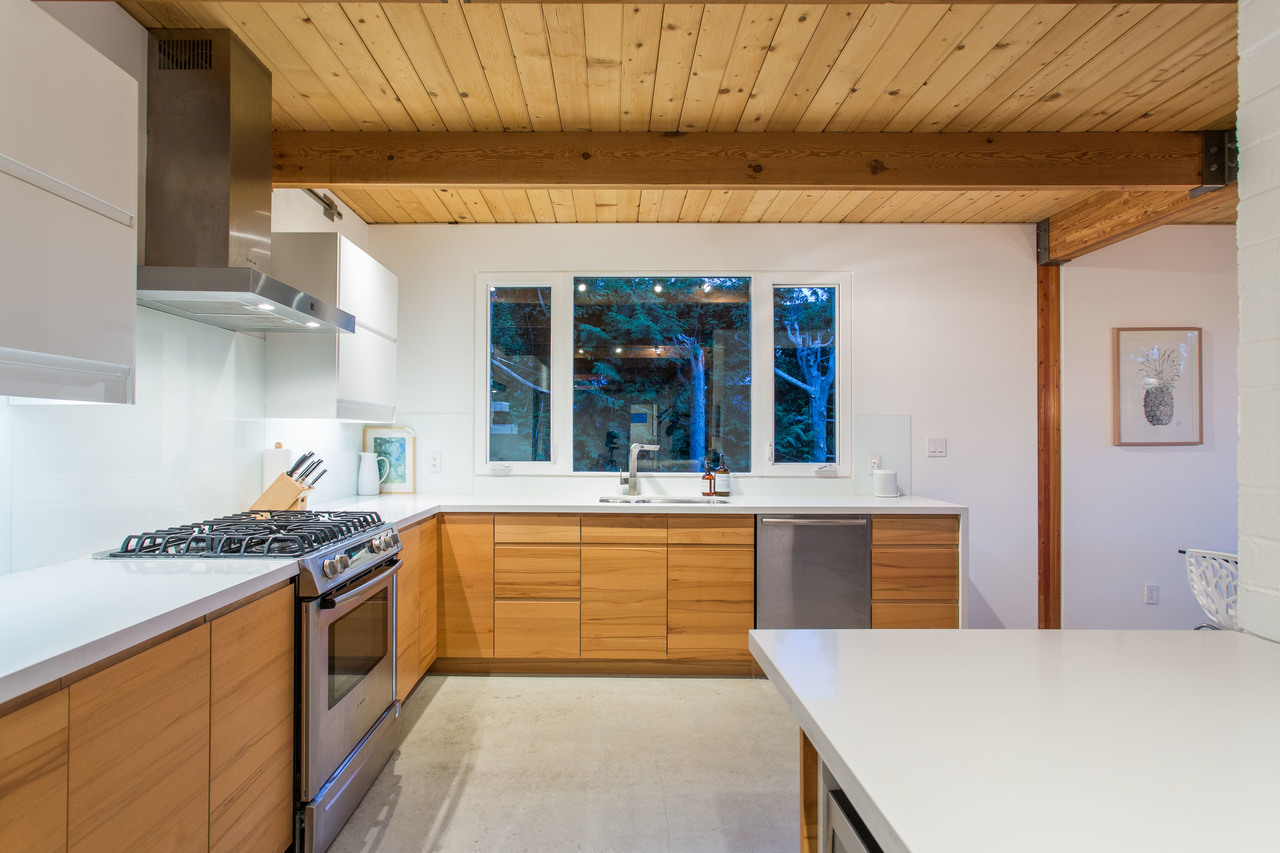 dusk-high-5 at 6450 Rosebery Avenue, Gleneagles, West Vancouver dusk-high-5 at 6450 Rosebery Avenue, Gleneagles, West Vancouver