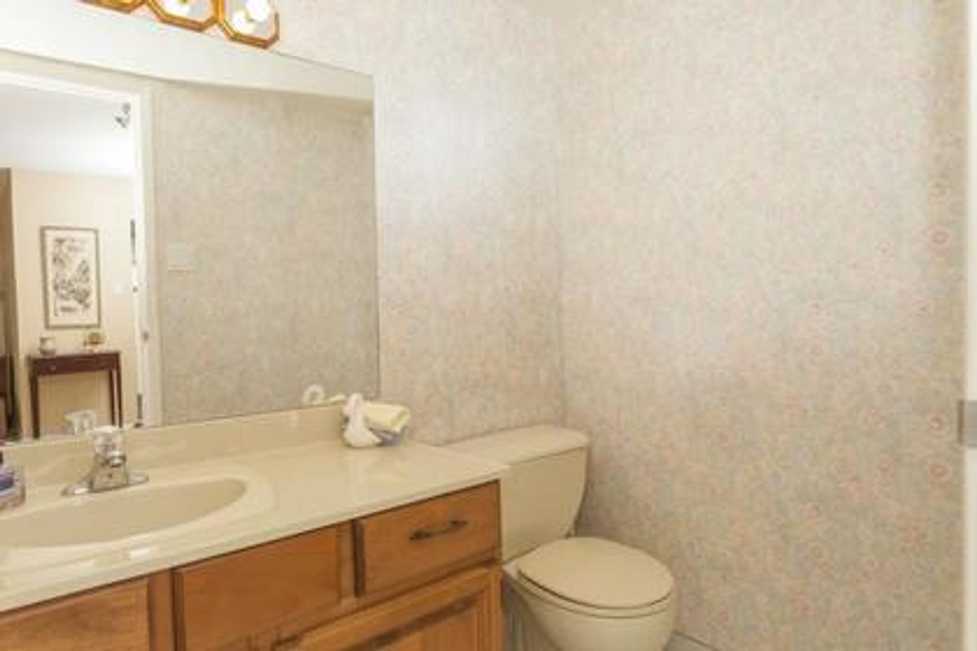 402 - 1485 Duchess, Ambleside, West Vancouver photo number 1 402 - 1485 Duchess, Ambleside, West Vancouver photo number 1