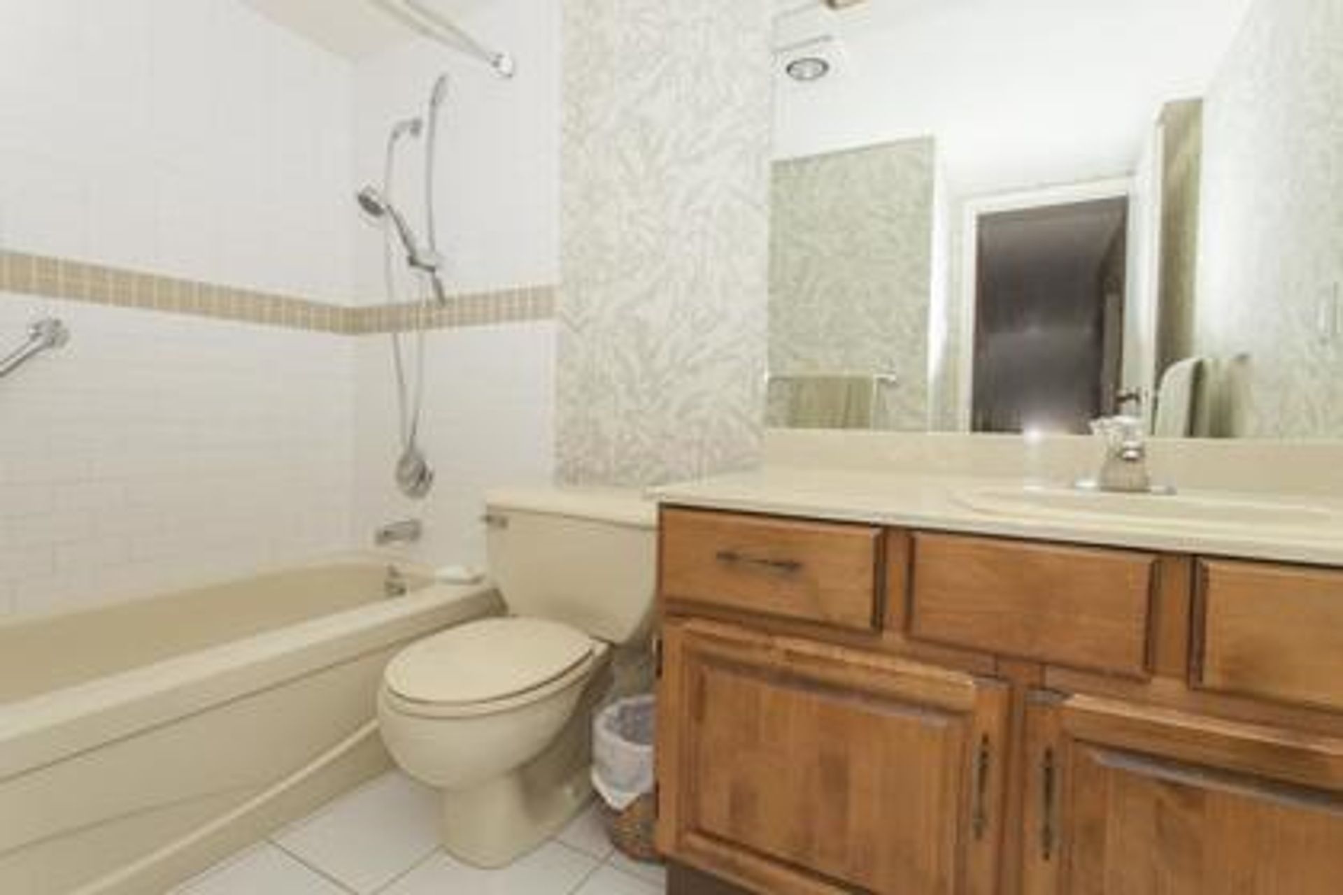 mainbath-1 at 402 - 1485 Duchess, Ambleside, West Vancouver mainbath-1 at 402 - 1485 Duchess, Ambleside, West Vancouver