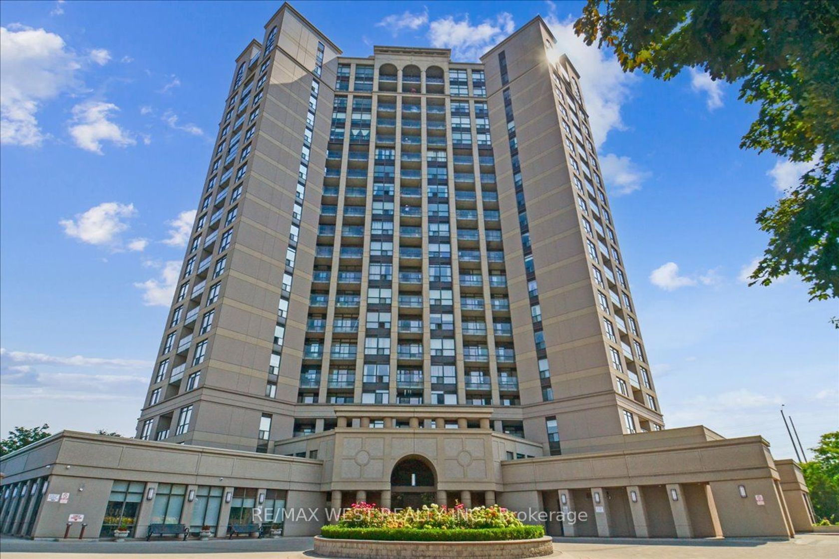 Th#111 - 220 Forum Drive, Hurontario, Mississauga by Loree Meneguzzi Real Estate Th#111 - 220 Forum Drive, Hurontario, Mississauga