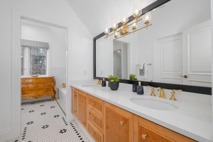 e-3 at 1323 The Cres Street