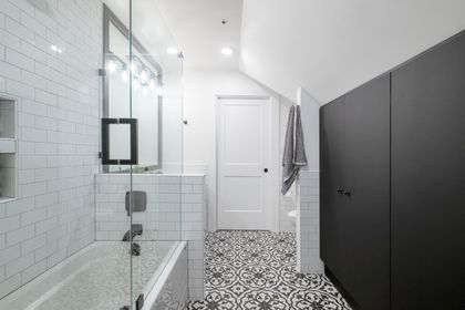 g-2 at 1323 The Cres Street