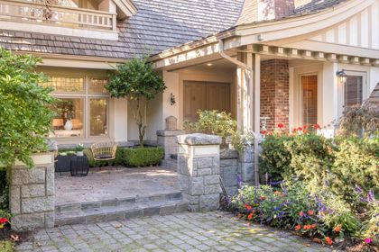 i at 1323 The Cres Street