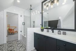 e-5 at 1323 The Cres Street