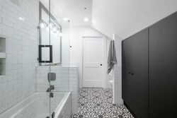 g-2 at 1323 The Cres Street