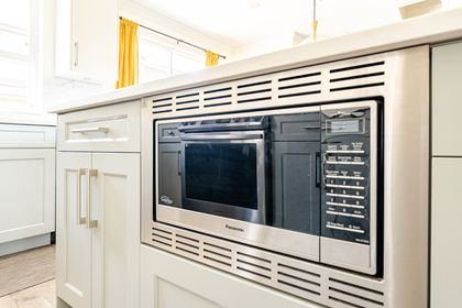 microwave at 14 - 430 Duncan Street, Queensborough, New Westminster