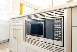 microwave at 14 - 430 Duncan Street, Queensborough, New Westminster