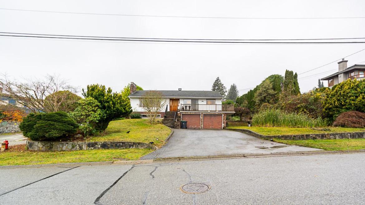 709 Roslyn Boulevard, Dollarton, North Vancouver 
