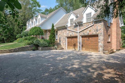 511-woodland-acres-cres-maple-on-4 at 511 Woodland Acres Crescent, Rural Vaughan, Vaughan