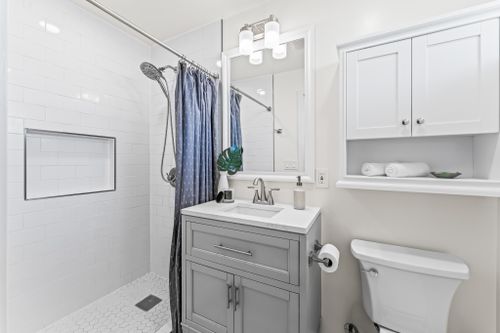 16 at 3037 Hinano Street, Honolulu