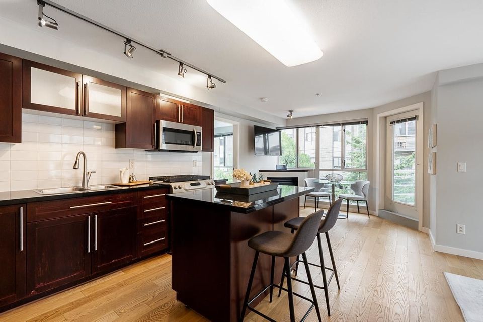 122-e-3rd-street-lower-lonsdale-north-vancouver-04 at 410 - 122 E 3rd Street, Lower Lonsdale, North Vancouver