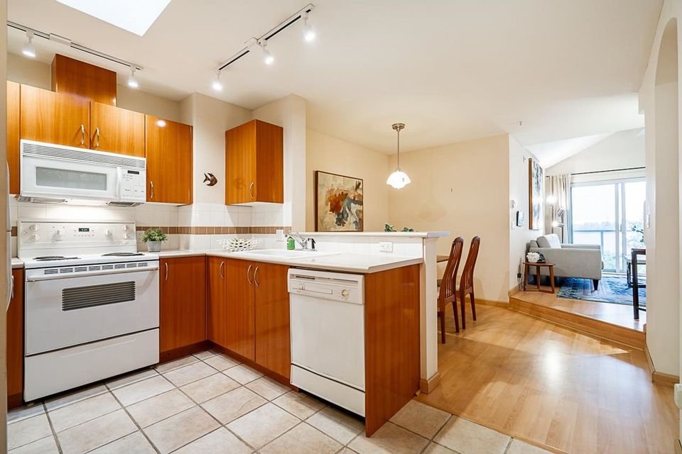 155-e-3rd-street-lower-lonsdale-north-vancouver-11 at 404 - 155 E 3rd Street, Lower Lonsdale, North Vancouver