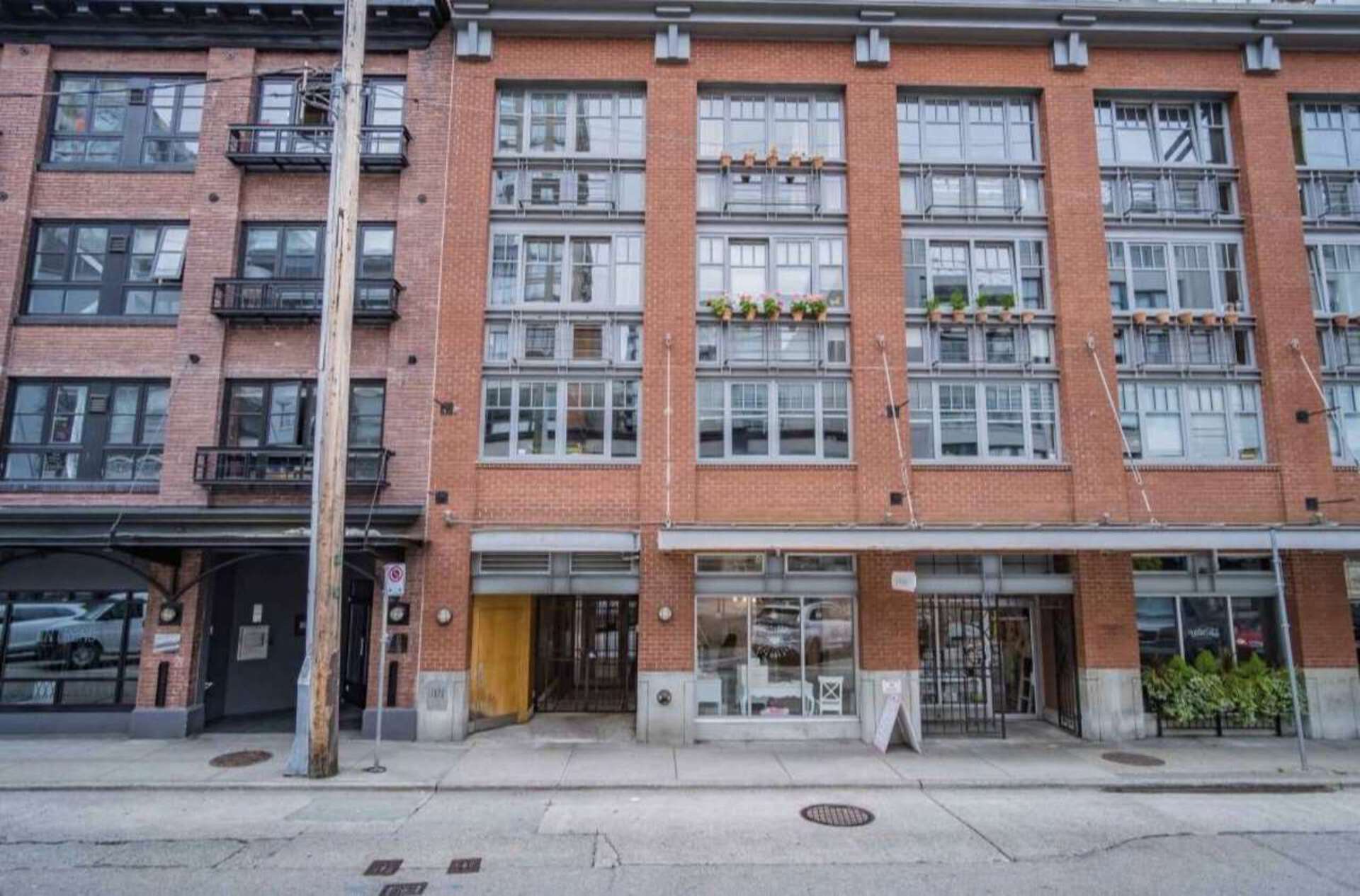 1072-hamilton-street-yaletown-vancouver-west-18