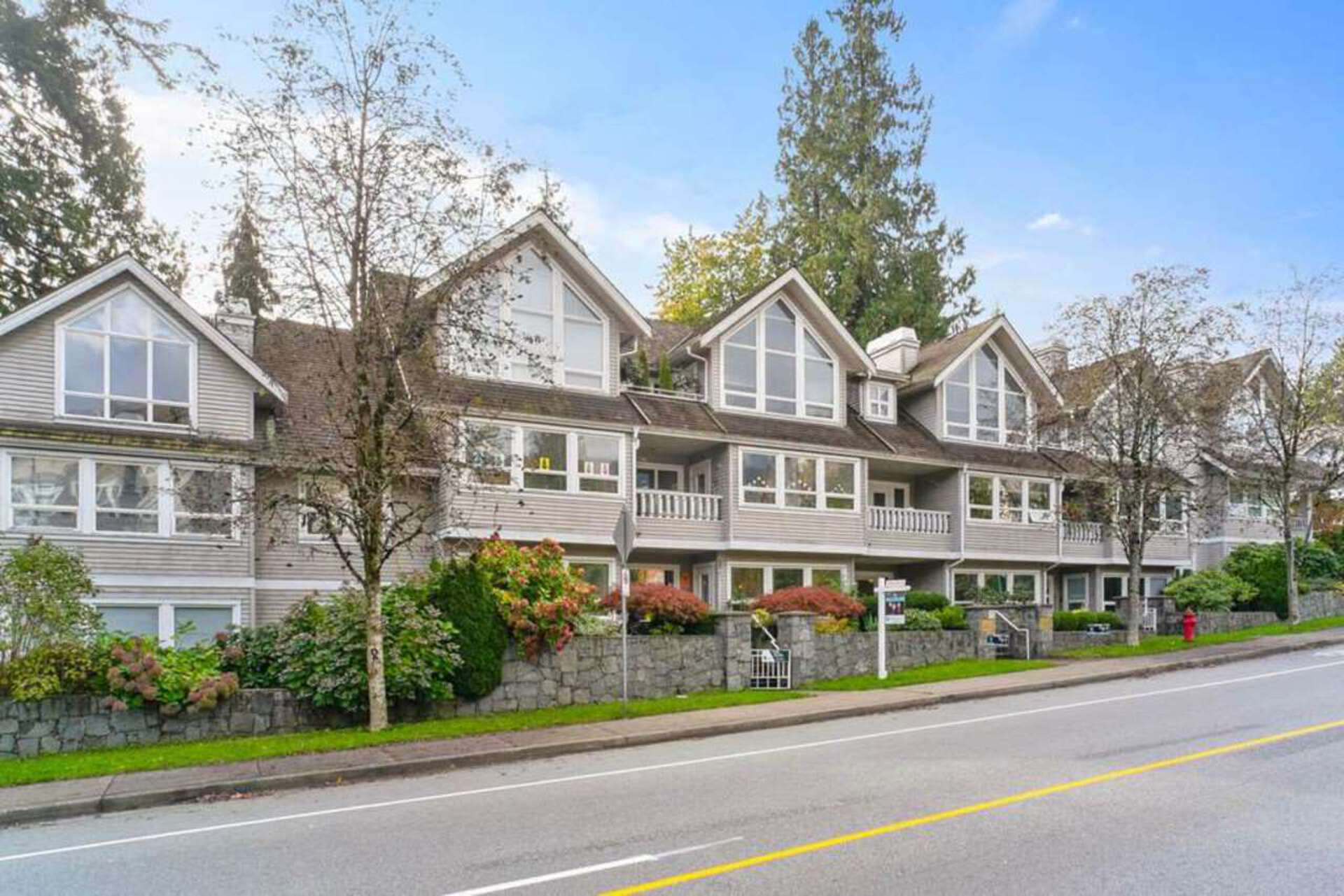 1145-e-29th-street-lynn-valley-north-vancouver-01